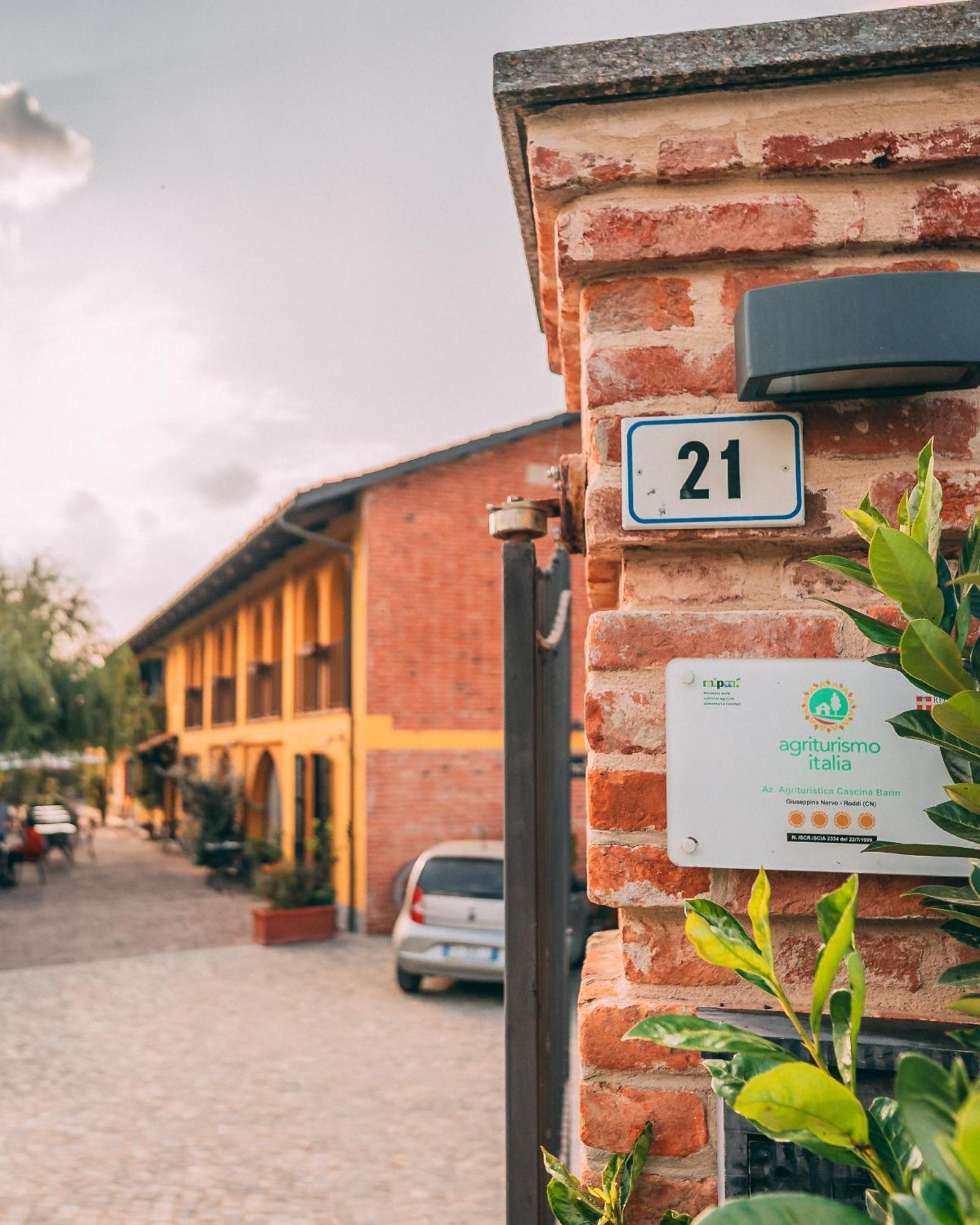 Roddi Agriturismo Cascina Barin מראה חיצוני תמונה